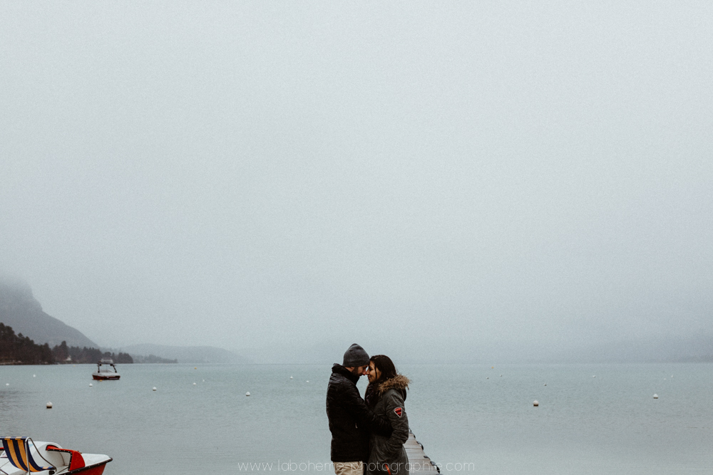 séance engagement au lac d'Annecy - pluie - La bohème Photographie - couple