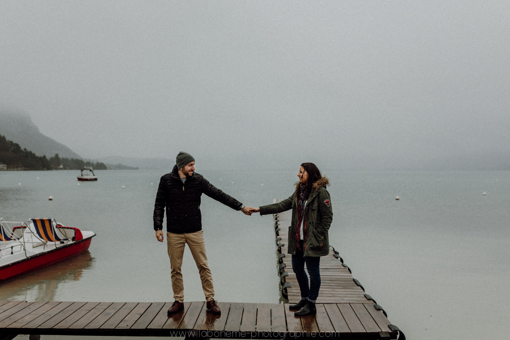 séance engagement au lac d'Annecy - pluie - La bohème Photographie - couple