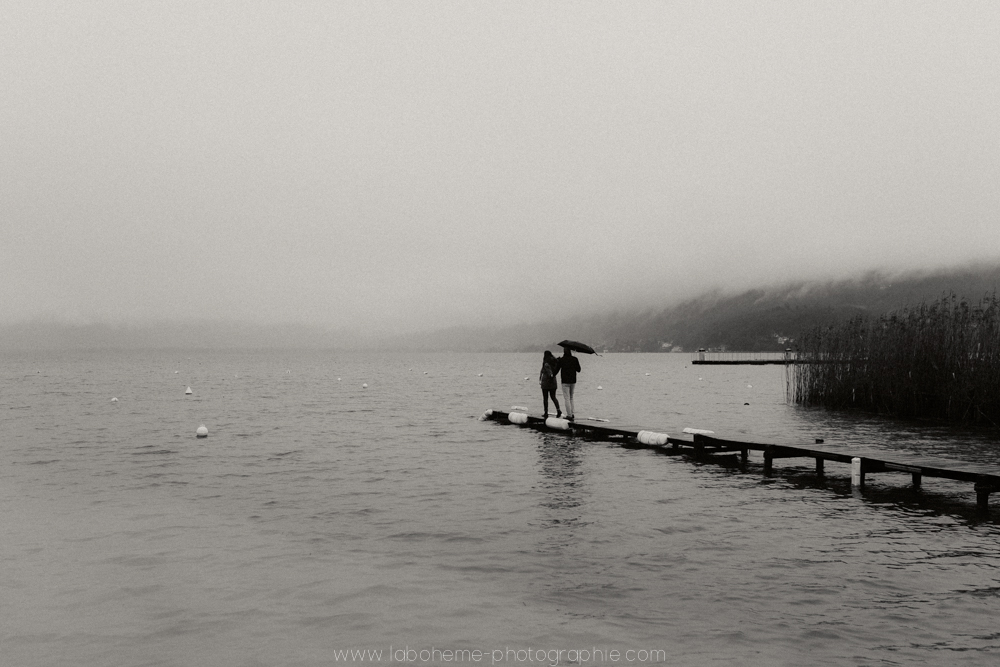 séance engagement au lac d'Annecy - pluie - La bohème Photographie