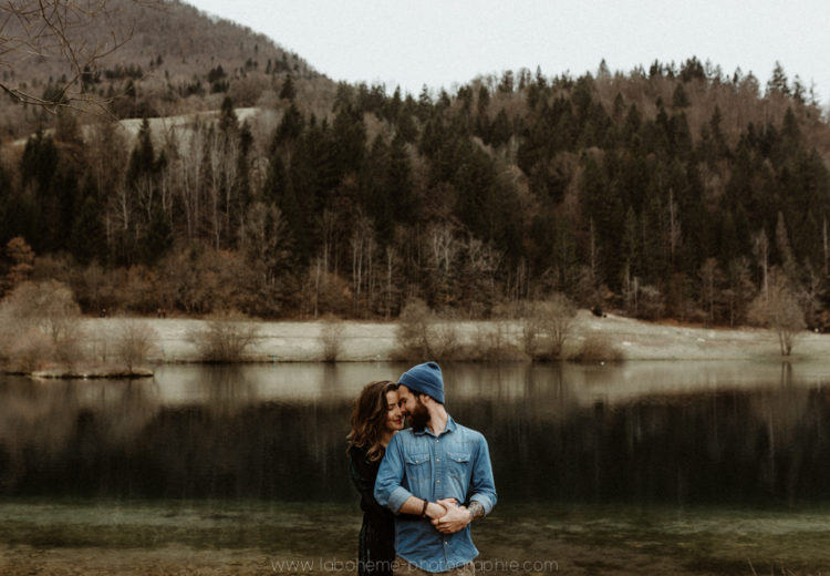 seance couple devant un lac de montagne savoie