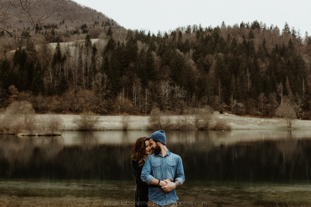 seance couple devant un lac de montagne savoie