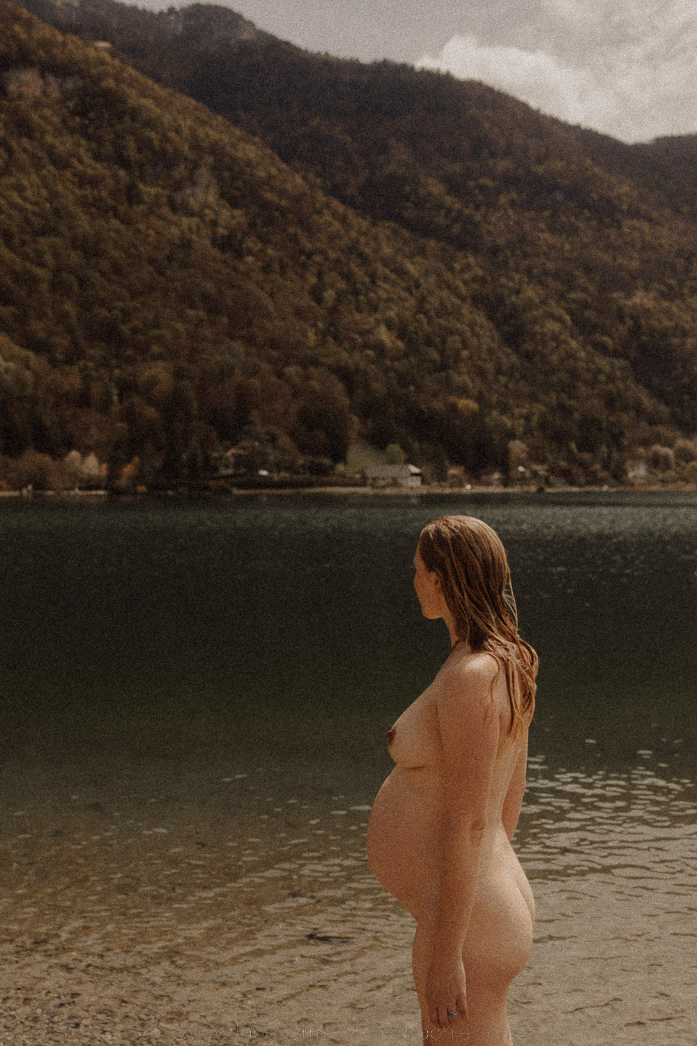 photographe grossesse intime au bord du lac d'Annecy