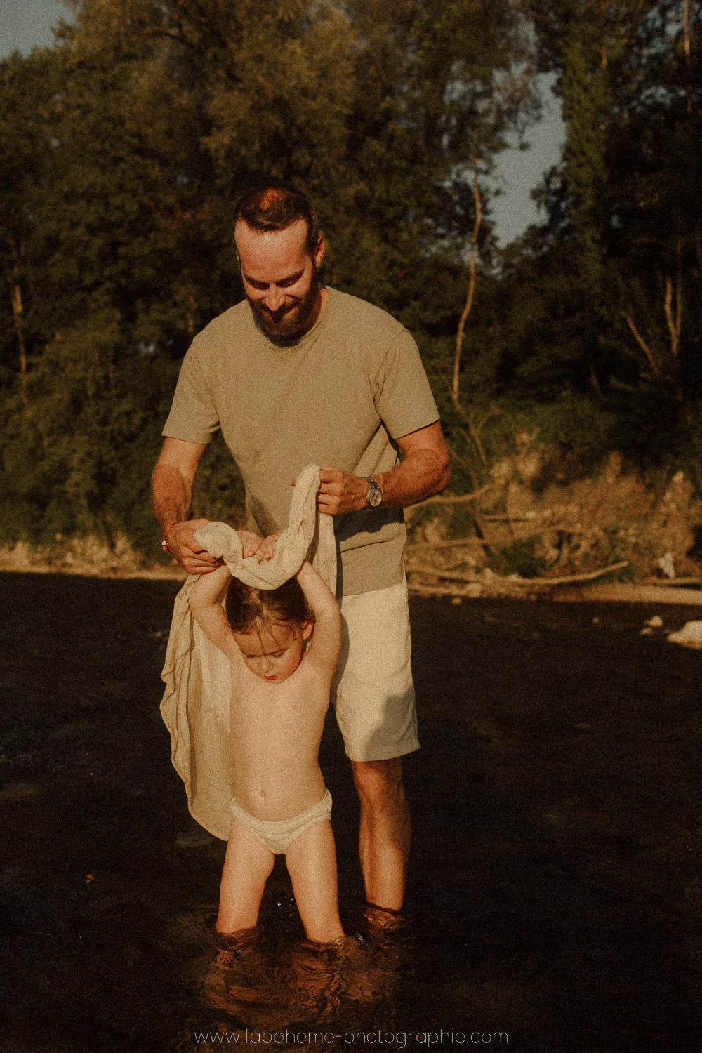 photos en famille a la riviere a annecy