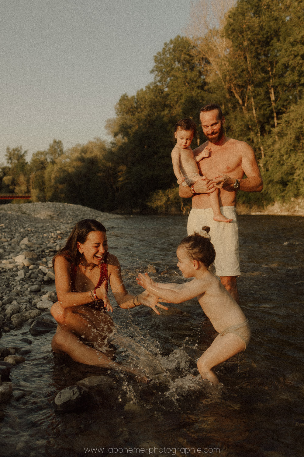 photos en famille a la riviere a annecy