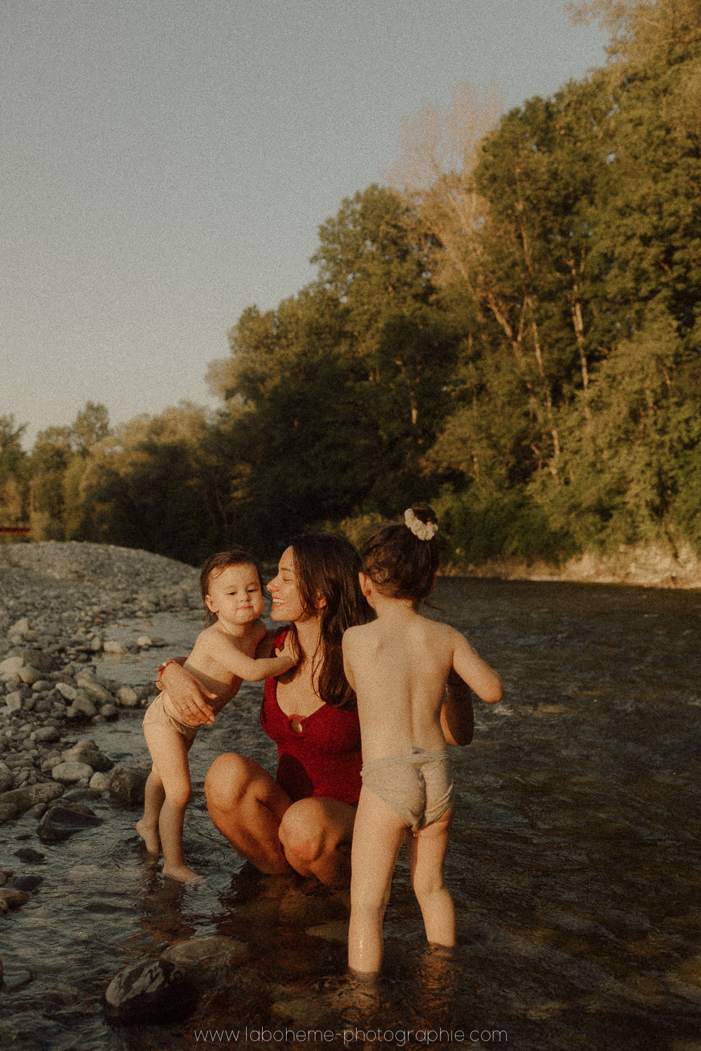 photo en famille a la riviere a annecy